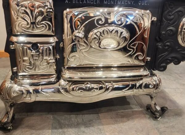 Antique 1915 Bélanger Royal Wood-Burning Cook Stove – view 2